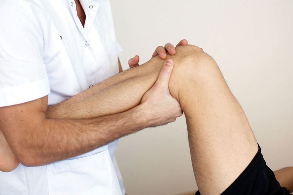 médecin examinant un genou souffrant d'arthrose