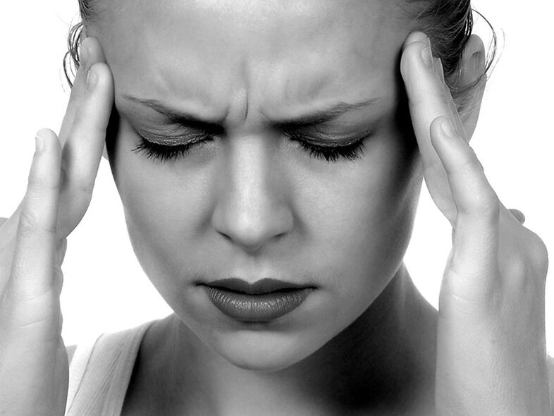 Le mal de tête est l'un des symptômes de l'ostéochondrose de la colonne cervicale. 