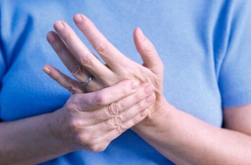 Douleur dans les articulations des mains et des doigts signe de diverses maladies. 