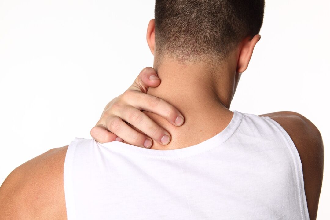 L'ostéochondrose cervicale s'accompagne d'inconfort et de douleurs au cou. 