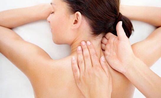 Massage du cou pour aider à détendre les muscles, soulager les tensions et les douleurs. 