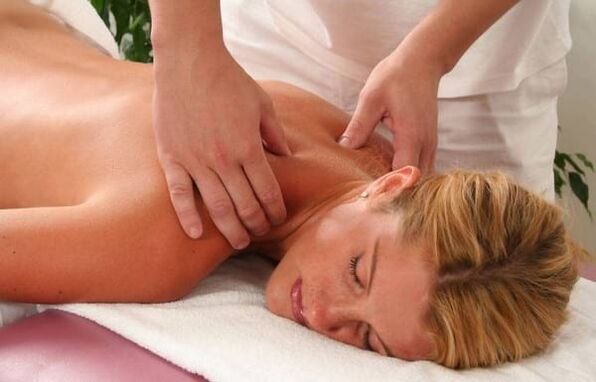 Massage des colonnes cervicales avec ostéochondrose
